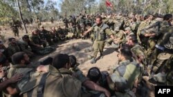 Izraeli katonák az ország déli részén fekvő Askelón közelében 2023. október 15-én. Az elmúlt héten több mint egymillió ember kényszerült elhagyni otthonát a Gázai övezeten belül mozogva a Hamász elleni megtorló izraeli bombázás és szárazföldi támadás miatt