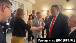 Австрийската посланичка Андреа Икич-Бьом, която се здрависва със съпредседателя на ДПС Делян Пеевски.