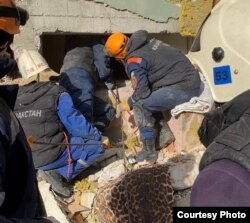 Казахстанские спасатели ищут выживших в разрушенном доме в Газиантепе. Турция, февраль 2023 года