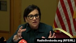 Penny Pritzker în timpul unei vizite la Kiev, în luna ianuarie 2024 