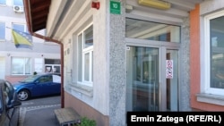 U sarajevskoj ulici, Halilovići broj 10, nalazi se poslovna zgrada u kojoj firma "Express Consulting" ne posluje već duže od godinu dana, juli 2024.