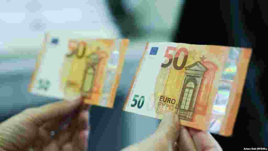 Dy kartëmonedha në vlerë 50 euro. Njëra origjinale dhe tjetra false, gjatë ekzaminimit në laborator. &nbsp;&nbsp;