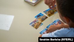 Një fëmijë gjatë një seance trajtimi për problemet në të folur.