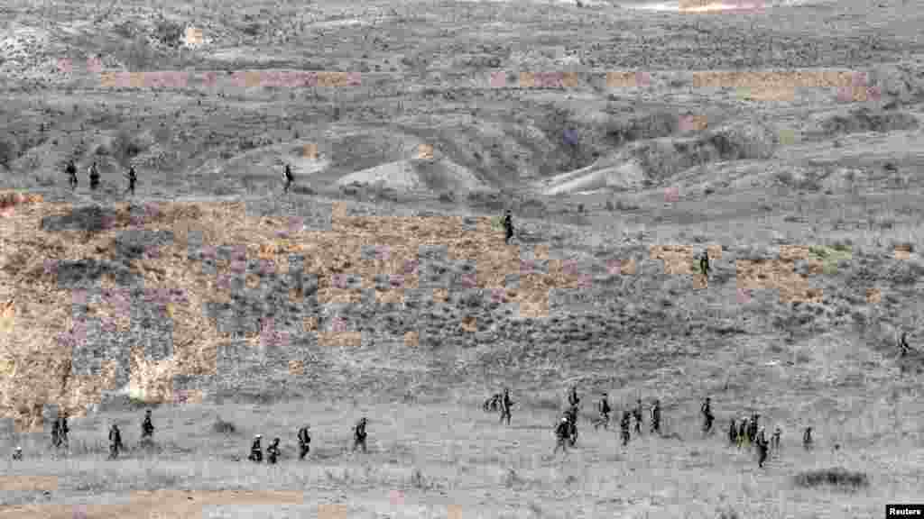 Izraeli katonák emberi maradványok és más bizonyítékok után kutatnak a Hamász palesztin iszlamista csoport október 7-i támadása után Izrael és Gáza határának közelében, Izrael déli részén 2023. november 12-én.&nbsp;Izrael azt állítja, hogy megpróbálja kiszabadítani a Hamász fegyveresei által október 7-én ejtett több mint kétszáz túszt