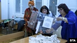 Секционна избирателна комисия започва да брои гласовете от балотажа, 5 ноември 2023 г.