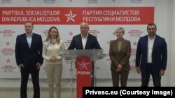 Igor Dodon flancat de fruntași socialiști la sediu PSRM, la scurt timp după închiderea secțiilor de votare