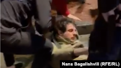 დაშავებული კაცი გმირთა მოედანზე