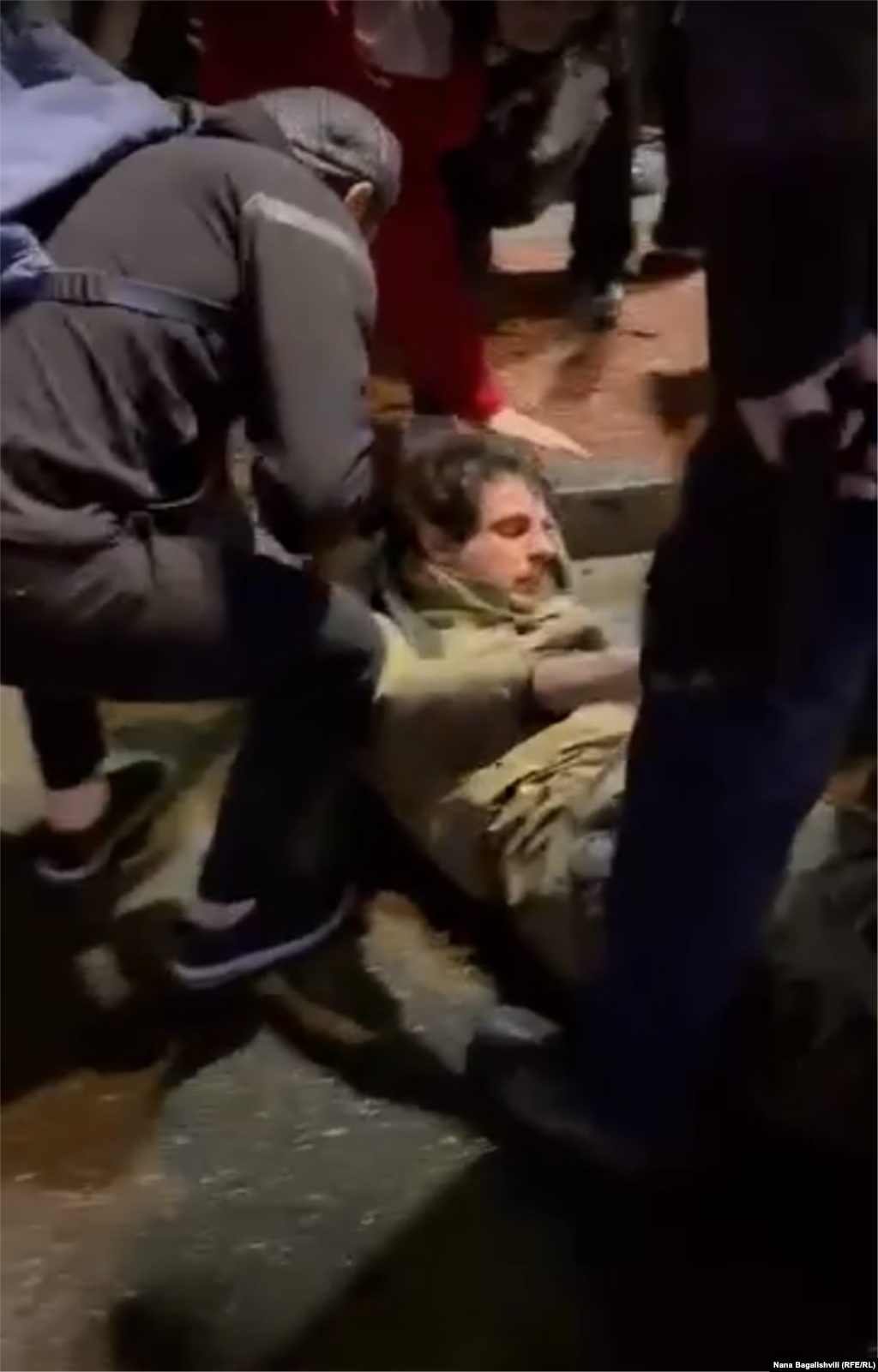 Ранен мъж получава помощ от протестиращите на &quot;Площада на героите&quot; в началото на 3 май. Очевидци, сред които и двама ранени мъже, разказват пред RFE/RL, че около 1 ч. през нощта с кола са пристигнали т.нар. &bdquo;провокатори&ldquo;, които са нападнали физически някои от протестиращите.