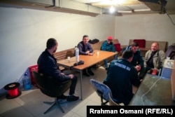 Punëtorët e ndërmarrjes “Hortikultura” në Prishtinë pushojnë brenda strehimores në Lagjen "Ulpiana" në Prishtinë.