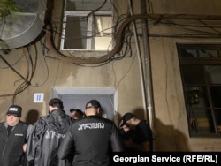 უჩა აბაშიძის სახლთან პოლიციის რაოდენობა ბლოგერის მხარდამჭერების რიცხვის ზრდასთან ერთად მატულობდა