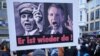 Një pankartë me portretin e ish-ministrit të propagandës naziste Joseph Goebbels dhe Bjoern Hoecke (djathtas), kandidat i AfD-së në zgjedhjet në Thuringia, gjatë një proteste kundër racizmit dhe planeve për dëbimin e migrantëve, në Bon, Gjermani, 21 janar 2024.