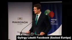 György László előad