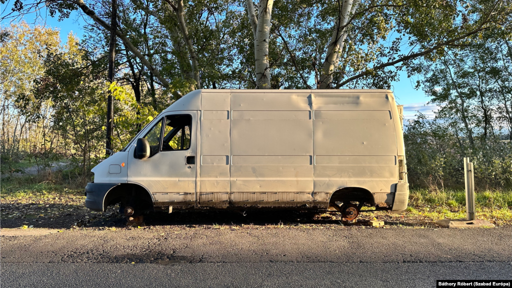 A déli határnál található, elhagyatott járművekről a Szabad Európa munkatársa készített felvételeket. A déli határ menti települések megtisztítása az autóroncsoktól Mihálffy Béla országgyűlési képviselő javaslatán alapul