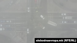 Pamje nga lart e një kryqëzimi rrugësh të mbuluara nga smogu, Shkup. Fotografi ilustruese.