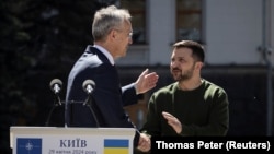 Generalni sekretar NATO-a Jens Stoltenberg sa ukrajinskim predsednikom Volodimirom Zelenskim na zajedničkoj konferenciji za medije u Kijevu, 29. aprila 2024. 