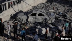 După un atac aerian israelian, în localitatea Khan Younis, sudul Fâșiei Gaza, 9 decembrie 2023