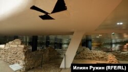 Така изглежда таванът в момента