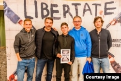 Tudor Giurgiu, alături de o parte din actorii care joacă în film.