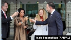 პრეზიდენტი სალომე ზურაბიშვილი, ყოფილი ელჩი კელი დეგნანი და ყოფილი პრემიერ-მინისტრი ირაკლი ღარიბაშვილი აშშ-ის დამოუკიდებლობის დღის აღსანიშნავ ღონისძიებაზე საელჩოში. 2023 წლის 29 ივნისი