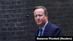 Дейвид Камерън беше забелязан да влиза в сградата на „Даунинг стрийт“ 10 по-рано в понеделник.