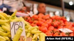 Çmimet e perimeve në treg ishin më të ulëta sesa në dyqane.