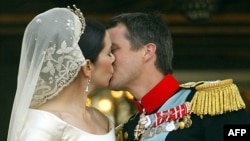 Преди да се омъжи за Фредерик Мери усилено учи датски език, за което по-късно признава, че е било голямо предизвикателство