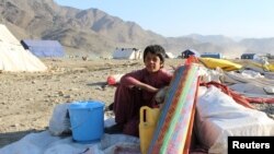 Авганистански државјанин седи со своите работи во камп по враќањето од Пакистан на граничниот премин Торкам меѓу Пакистан и Авганистан, 13 ноември 2023 година.