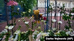 Cveće i igračke u blizini škole "Vladislav Ribnikar" u Beogradu, 4. maj 2023.