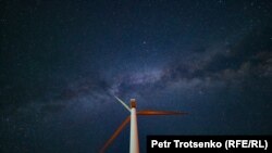 Ветряная электростанция под звёздным небом. Алматинская область, 12 августа 2023 года