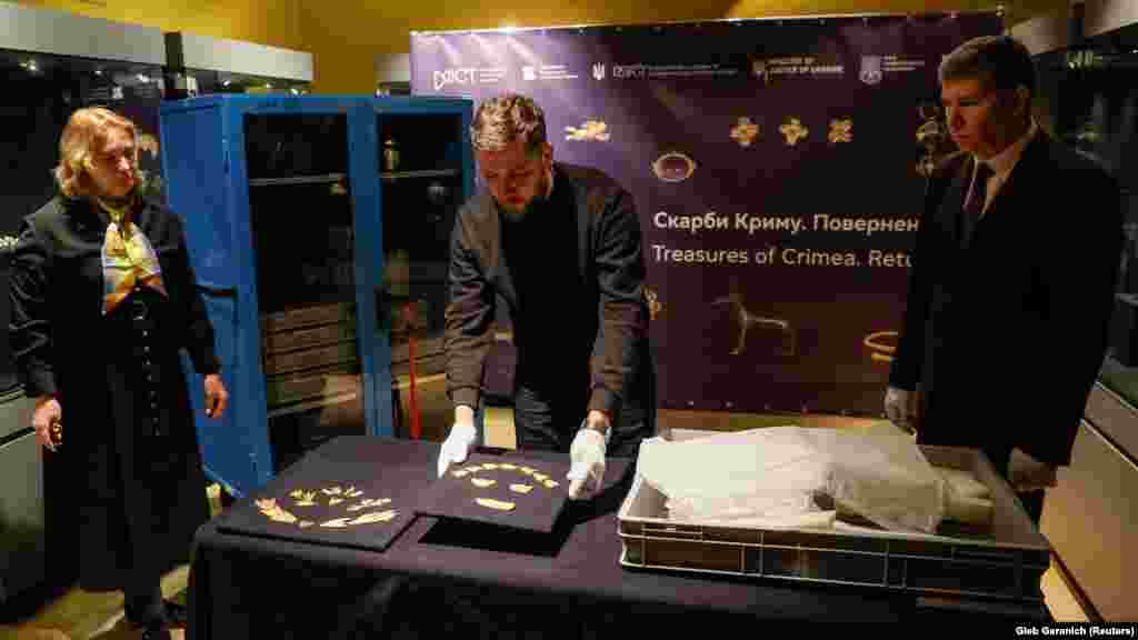 Az Ukrán Nemzeti Történeti Múzeum szakértője Kijevben kicsomagolja a Krímből származó ősi leleteket tartalmazó dobozt november 28-án. A szkíta aranyként ismert több száz lelet átadásával véget ért az Ukrajna és a Moszkva által ellenőrzött területen található múzeumok között a tulajdonjogokért folytatott hosszas jogi vita