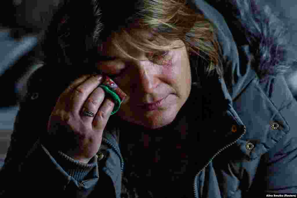 Skacikova plânge când vorbește despre mama ei de 69 de ani, care a rămas în urmă, acasă. &bdquo;Mama mea nu a vrut să plece&rdquo;, a spus ea, amintindu-și că mama ei i-a spus că nu vrea să fie o povară pentru nimeni.