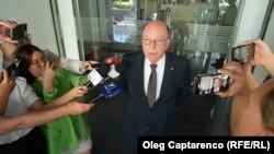 Ambasadorul rus, Oleg Vasnețov, înconjurat de jurnaliști, la ieșire din Ministerul de Externe de la Chișinău, 1 august 2024.