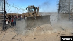 პალესტინელებმა ისრაელ-ღაზის საზღვრის ღობე გაარღვიეს მას შემდეგ რაც შეიარაღებულმა პირებმა შეაღწიეს სამხრეთ ისრაელის რაიონებში. 2023 წლის 7 ოქტომბერი.