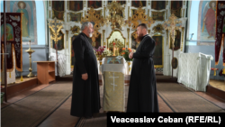 Vasile Enache (stânga), preot paroh în satul Ișnovăț, raionul Criuleni și Teodor Pelin, preot paroh în Dubăsarii Vechi, Criuleni au fost caterisiți de Mitropolia Moldovei după ce au trecut la Mitropolia Basarabiei.