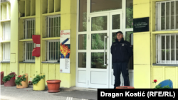 Dežurni policajac ispred jedne od beoghradskih škola, 8. maj 2023.