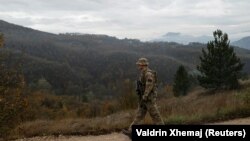 Një ushtar i KFOR-it duke patrulluar në veri të Kosovës.