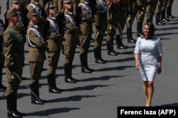 Președinta Ungariei, Katalin Novak, întâmpinată cu garda de onoare militară în timpul învestirii sale la Budapesta, la 14 mai 2022.