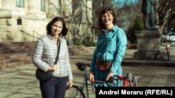 Victoria Coroban și Ana Popa, în fața Bibliotecii Naționale, Chișinău, aprilie 2024