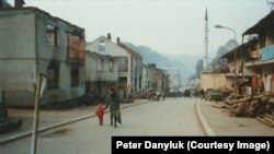 Majka sa djetetom u Srebrenici 1993. godine