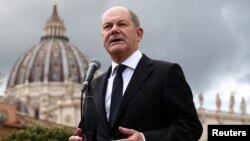 Njemački kancelar Olaf Scholz govori na konferenciji za novinare, nakon sastanka s papom Franjom u Vatikanu, u Rimu, Italija, 2. marta 2024. 