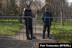 Сотрудники полиции на митинге против насилия. Алматы, 26 ноября 2023 года