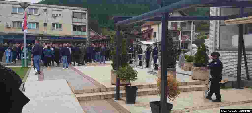 Protesti Srba nastavljeni su i trećeg dana u Zubinom Potoku, od 7 sati ujutru.