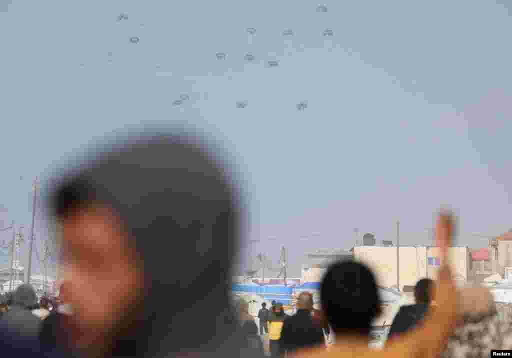 Palestinezët duke shikuar me sytë kah qielli...&nbsp;