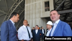 Кметът на Бургас Димитър Николов, бившият премиер Бойко Борисов и бившият финансов министър Владислав Горанов инспектират залата през 2020 г. Тогава Николов каза, че залата ще бъде завършена за празника на града - 6 декември.