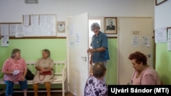 Ávéd János háziorvos, Az év praxisa a Kárpát-medencében díj idei hazai kitüntetettje az orvosi rendelőben, a Csongrád megyei Mindszenten 2017. szeptember 6-án