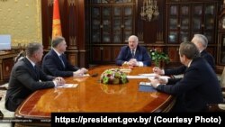 Lider Belorusije Aleksandar Lukašenko (u sredini) na sastanku sa novim ambasadorima Belorusije, 20. novembar 2023. 