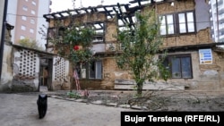 Shtëpia në Mitrovicë të Jugut është ndërtuar 300 vjet më parë dhe gjendet jo larg nga qendra e vjetër e qytetit.