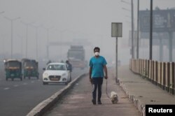 Čovjek noci zaštitnu masku u Nju Delhiju, 7. novembar 2023.