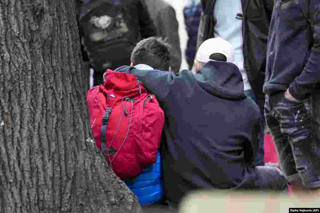 Fëmijët presin para shkollës &quot;Vladislav Ribnikar&quot; pas të shtënave në Beograd, Serbi, të mërkurën, 3 maj 2023.&nbsp;