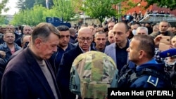 Kryetari i Listës Serbe, Goran Rakiq, dhe nënkryetari i kësaj partie, Igor Simiq, duke biseduar me pjesëtarë të Policisë së Kosovës dhe ata të KFOR-it. Zveçan, 29 maj 2023.